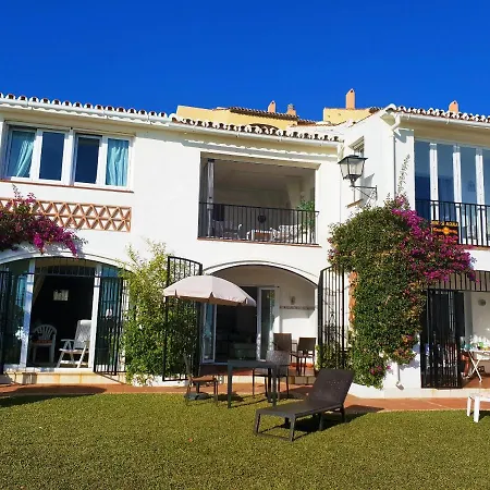 Dona Lola Sandra: Beachfront Retreat In Calahonda * Sitio de Calahonda