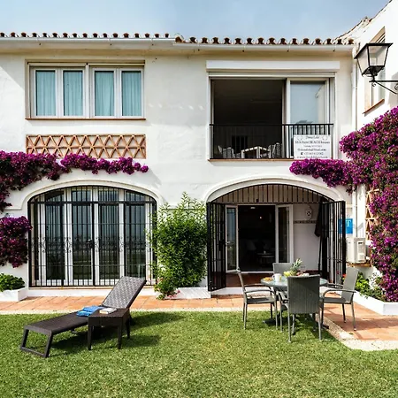 Dona Lola Sandra: Beachfront Retreat In Calahonda Holiday home *
