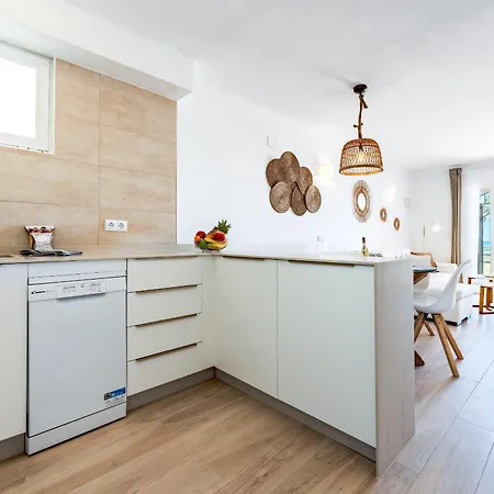 Holiday home Dona Lola Sandra: Beachfront Retreat In Calahonda *