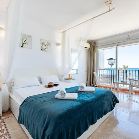 Holiday home Dona Lola Sandra: Beachfront Retreat In Calahonda