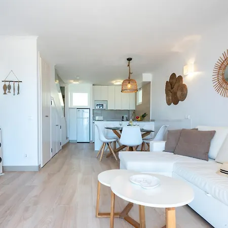 Dona Lola Sandra: Beachfront Retreat In Calahonda *