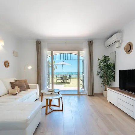 Dona Lola Sandra: Beachfront Retreat In Calahonda Sitio de Calahonda