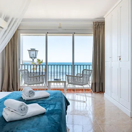 Dona Lola Sandra: Beachfront Retreat In Calahonda * Sitio de Calahonda